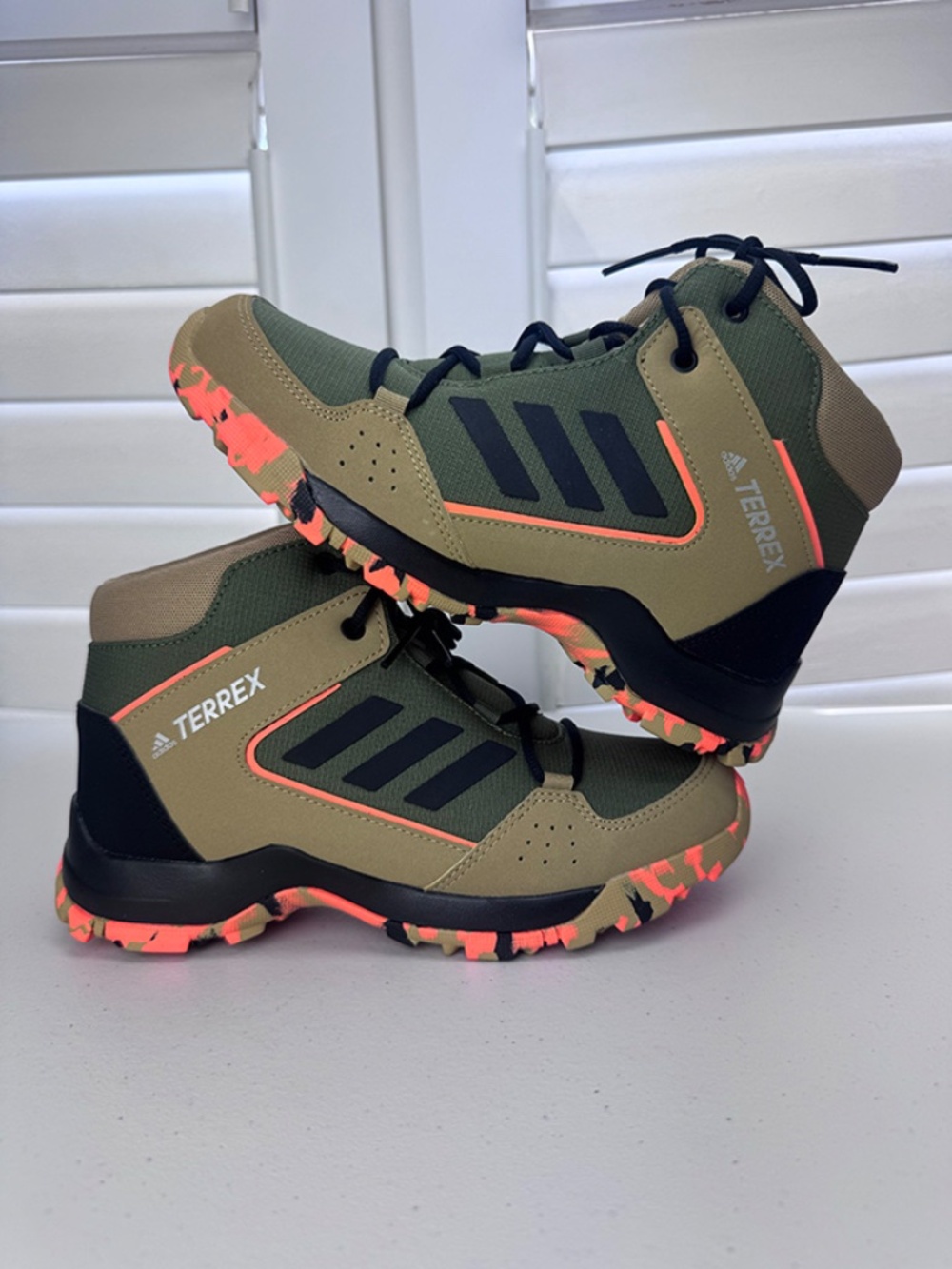 NEW Adidas Terrex Hyperhiker Mid Wild Pine - Boy Size 3.5 (A223)